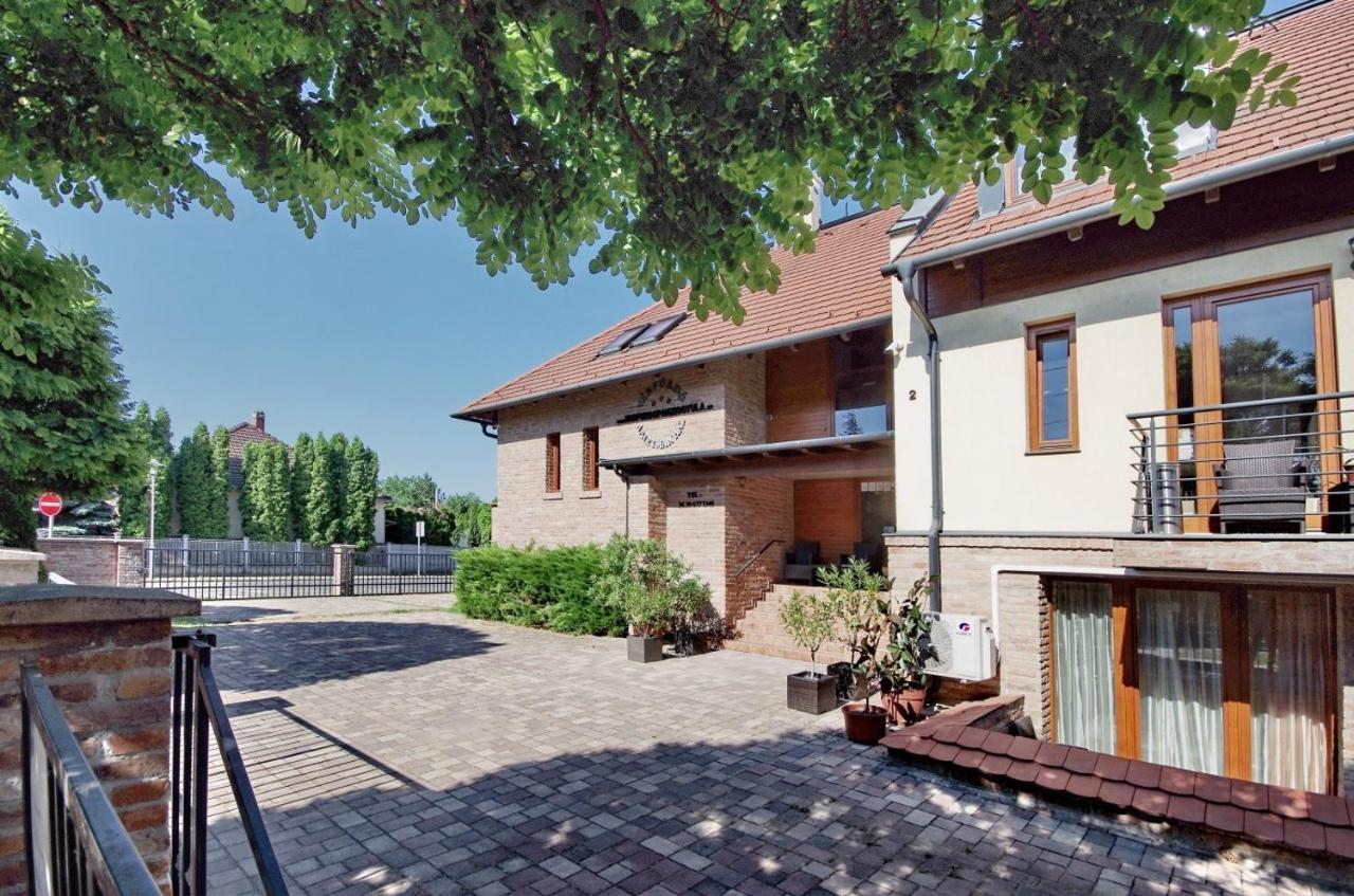 Várfürdő Panzió Gyula Esterno foto